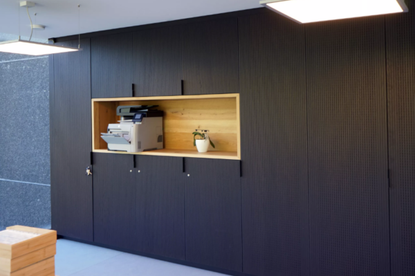 Stijlvolle kast voor een modern kantoor maatwerk van woodb-art