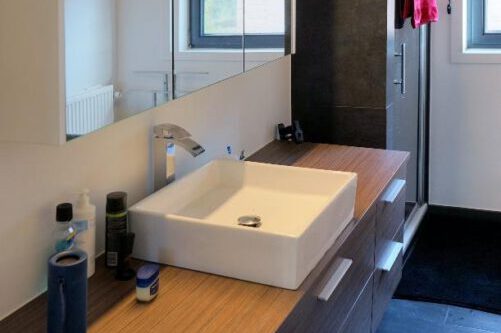 Badkamermeubel op maat, vakkundig gemaakt door een schrijnwerker in Schoten, perfect afgestemd op jouw behoeften en stijl met duurzame materialen.